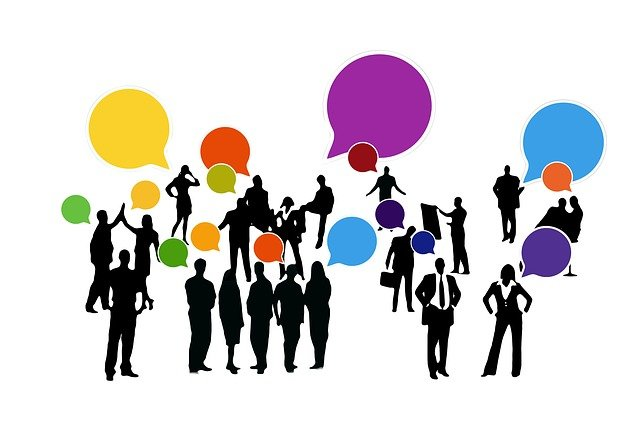 Sillohuettes of people with dialogue bubbles