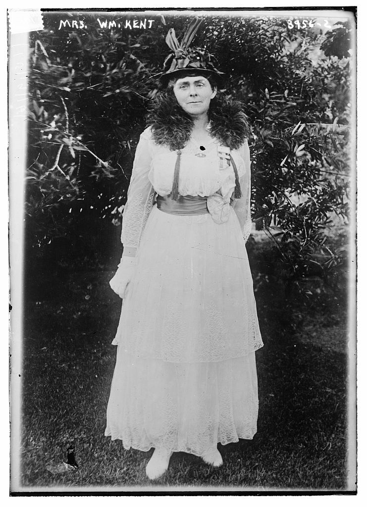 Elizabeth Thacher Kent in 1916, full length photo