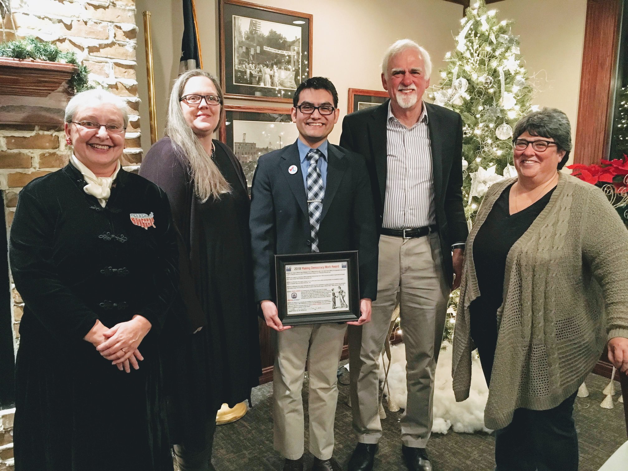 Miguel Aranda accepts the 2018 Making Democracy Work Award