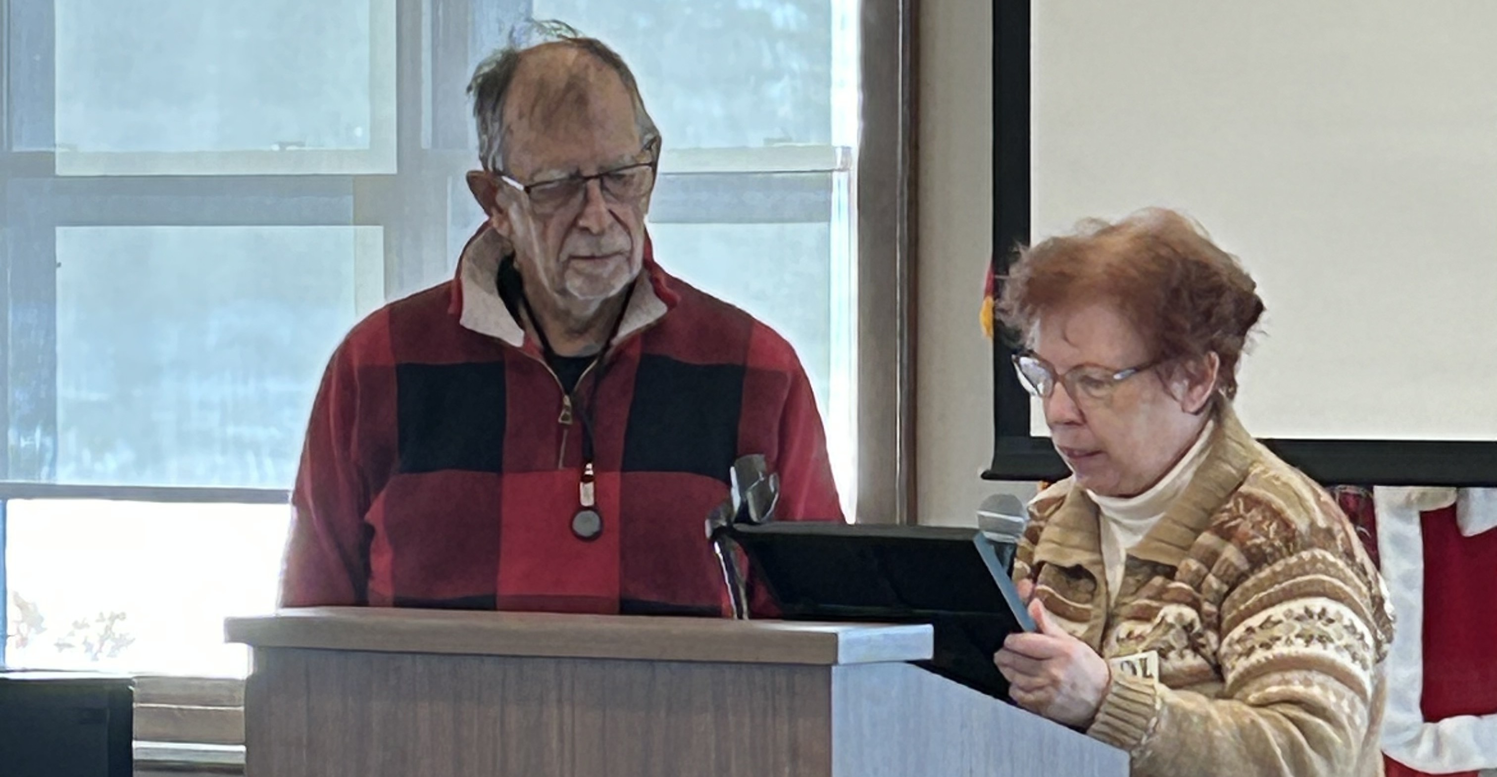 President Midge Gill presents MDW Award to Tom Ganser