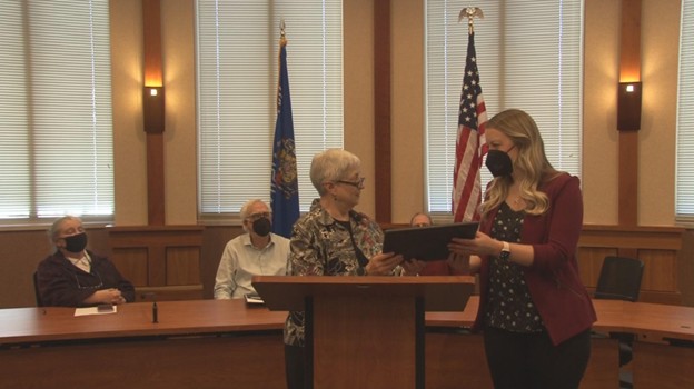 Kristy Weinberg accepts the MDW Award