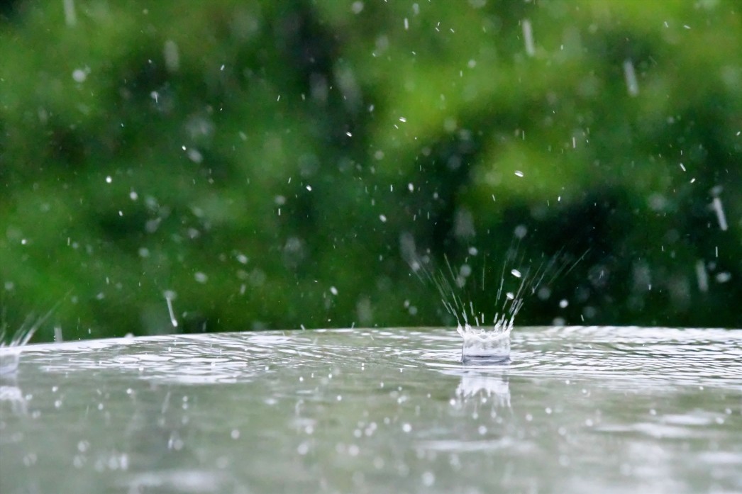 rain-splashing-on-a-glass-table-during-a-summer-thunderstorm-copy-space-background-soothing-fresh_t20_1b1k69.jpg