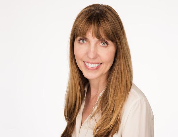 Headshot of Elizabeth Hamilton, executive editor of the CT Mirror in white shirt