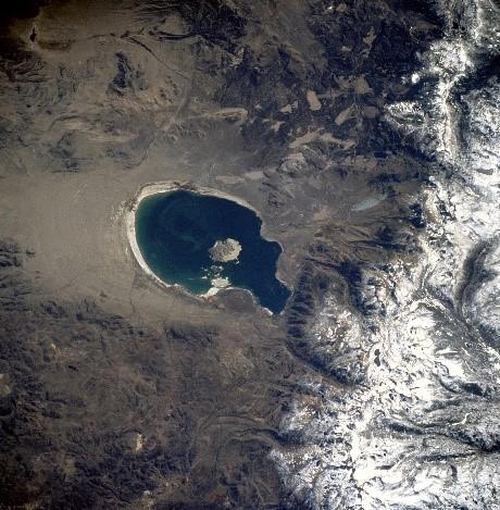 NASA satellite photo of Mono Lake in 1985, showing drop in lake level