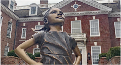 "Fearless Girl" statue in front of Delaware Legislative Hall