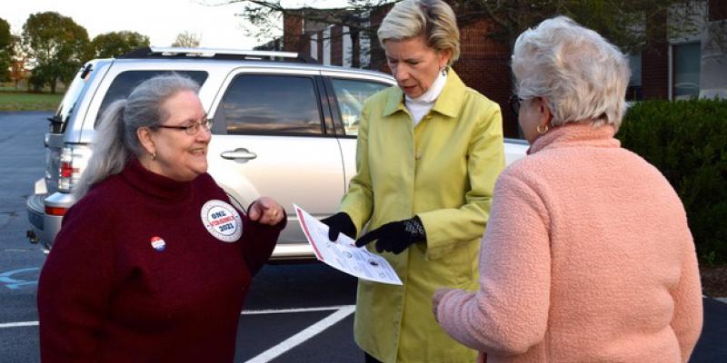 Susan and Beth explain nonpartisan redistricting to a voter explaining nonpartisan redistricting to a voter